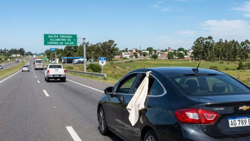 El pañuelo blanco colocado en un vehículo tiene distintos significados, aunque uno de los más importantes está relacionado con las emergencias y la solicitud de ayuda