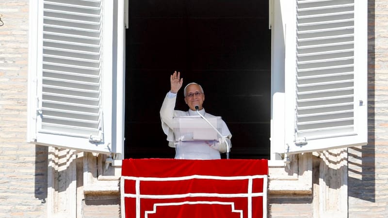 El Papa León XIV dirige el rezo del Ángelus desde la ventana de su despacho con vistas a la Plaza de San Pedro, en la Ciudad del Vaticano, el 11 de octubre de 2026.