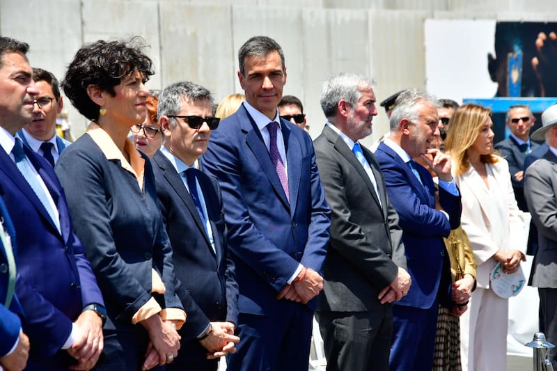 GRAFCAN4982. ARGUINEGUÍN (GRAN CANARIA), 11/06/2026.- El presidente del Gobierno español, Pedro Sánchez (4i); el presidente del Gobierno de Canarias, Fernando Clavijo (5i); y los ministros de Presidencia, Félix Bolaños (3i); Política Territorial, Ángel Víctor Torres (6i); y de Inclusión Seguridad Social y Migraciones, Elma Saiz (2i), durante el encuentro del papa León XIV con más de un millar de inmigrantes de África, América Latina y con representantes de las principales instituciones y organizaciones sociales que trabajan en los servicios de rescate, acogida e integración en el muelle de Arguineguín, en la isla de Gran Canaria, este jueves, en el sexto día de su viaje a España. EFE/ Angel Medina G.