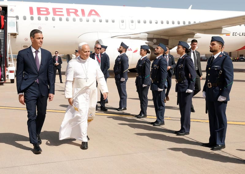 TELDE (GRAN CANARIA), 11/06/2026.- El papa León XIV es recibido por el presidente del Gobierno, Pedro Sánchez (izda), a su llegada a la Base Aérea de Gando en Telde (Gran Canaria) este jueves, en el sexto día de su viaje a España. EFE/Ministerio de Defensa CRÉDITO OBLIGATORIO? SOLO USO PERMITIDO PARA ILUSTRAR LA NOTICIA QUE APARECE EN EL PIE DE FOTO? SÓLO USO EDITORIAL