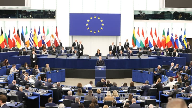 El Parlamento Europeo cuestiona la regularización de migrantes en España y abre la puerta a suspender fondos a Marruecos.
