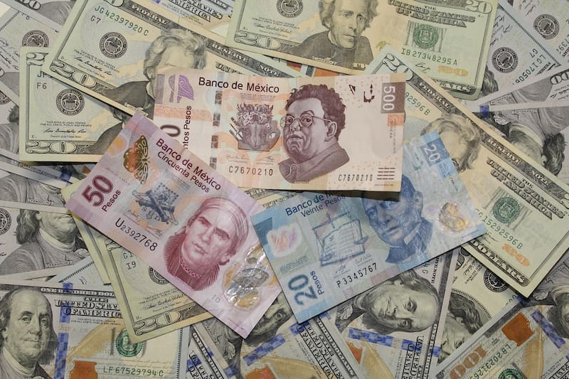 El peso mexicano es de las divisas que más se han revaluado frente al dólar.