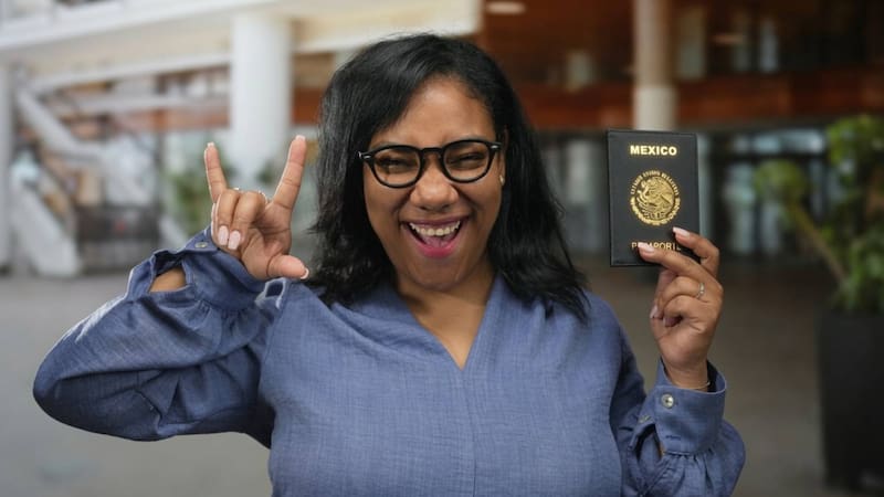 En México existen tres colores de pasaporte: verde, gris y negro. Cada uno tiene un propósito distinto y solo un grupo muy específico puede obtener el documento negro.