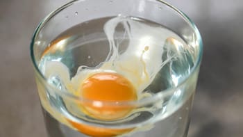 Ritual del huevo para limpiar las energías: cómo hacerlo el 24 y 31 de diciembre para atraer buena suerte