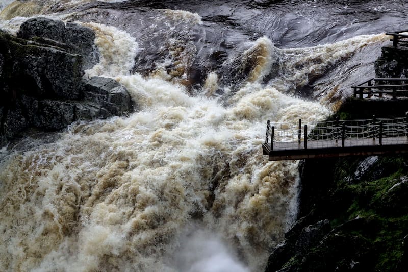 PEREÑA (SALAMANCA) 06/02/2026.- El Pozo de los Humos visto desde la localidad salmantina de Pereña ofrece el espectaculo del agua: la cascada que ruge tras las lluvias, el río Uces se precipita con una fuerza imposible de medir y convierte Arribes del Duero en un espectáculo. La borrasca Leonardo ha dejado abundantes precipitaciones en Salamanca que acaban por desbordar arroyos y disparar los caudales de los principales ríos de la provincia, como el Tormes a su paso por la capital salmantina. EFE/J.M.GARCÍA