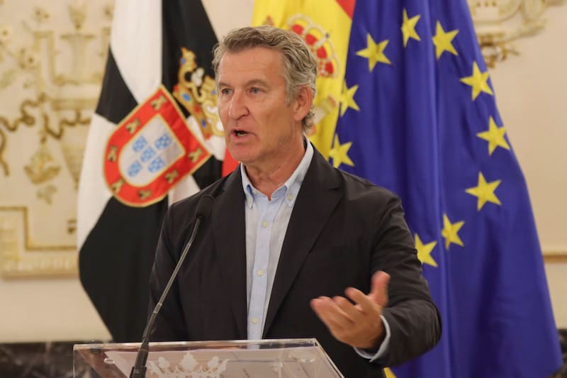 CEUTA, 19/08/2026.- El presidente del PP, Alberto Núñez Feijoó, ofrece una rueda de prensa junto al presidente de la Ciudad Autónoma de Ceuta, Juan Jesús Vivas Lara (no aparece), tras su reunión esta tarde en el Palacio Autonómico de Ceuta, con motivo de la visita del líder popular a la ciudad autónoma. Feijóo ha anunciado este miércoles que el PP acudirá al Tribunal Supremo por la ausencia de varios ministros en las comisiones de investigación del Senado, donde tenían que haber explicado por qué Ceuta "fue invadida". EFE/ Reduan