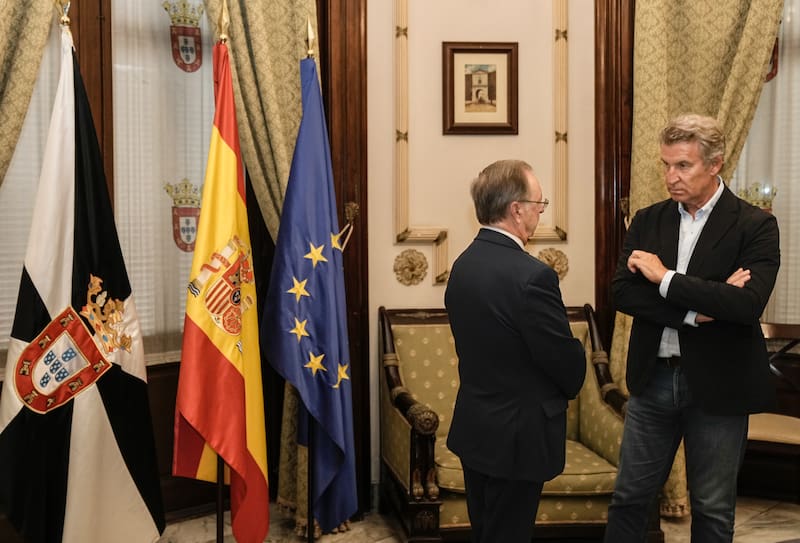 CEUTA, 19/08/2026.- El presidente del PP, Alberto Núñez Feijoó (d), junto al presidente de la Ciudad Autónoma de Ceuta, Juan Jesús Vivas Lara (i), durante su encuentro esta tarde en el Palacio Autonómico de Ceuta, con motivo de la visita del líder popular a la ciudad autónoma. Feijóo ha anunciado este miércoles que el PP acudirá al Tribunal Supremo por la ausencia de varios ministros en las comisiones de investigación del Senado, donde tenían que haber explicado por qué Ceuta "fue invadida". EFE/ Tarek/PP/SÓLO USO EDITORIAL/SÓLO DISPONIBLE PARA ILUSTRAR LA NOTICIA QUE ACOMPAÑA (CRÉDITO OBLIGATORIO)