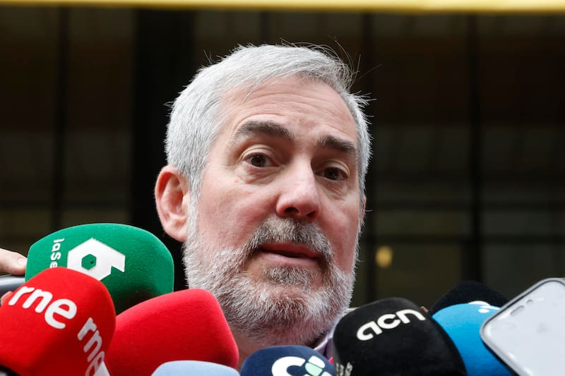 El presidente de Canarias, Fernando Clavijo , atiende a los medios tras salir del Ministerio de Sanidad, este jueves en Madrid.