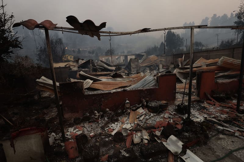 El presidente de Chile, Gabriel Boric, declaró el domingo estado de catástrofe en las regiones de Ñuble y Biobío, en la zona centro-sur del país, por los incendios que han consumido unas 10.000 hectáreas (Fuente: NA)