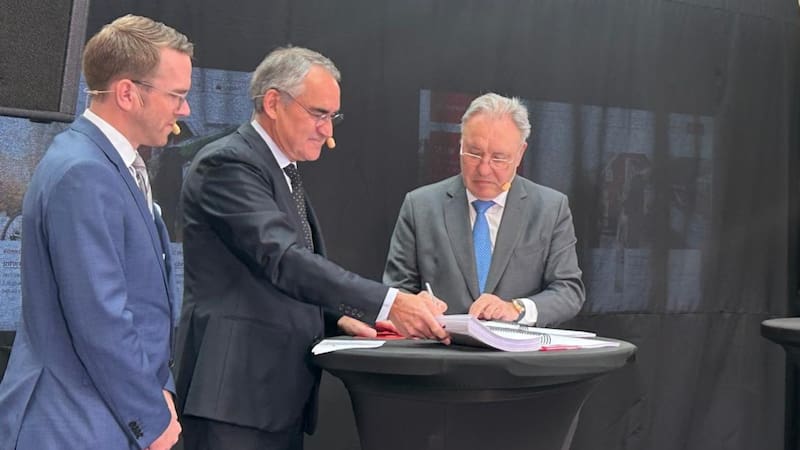 El presidente de Talgo, Jose Antonio Jainaga (d), junto a Andreas Carlson, ministro de Vivienda e Infraestructura (i) y Roberto Maiorana (c), director general de Trafikverket.