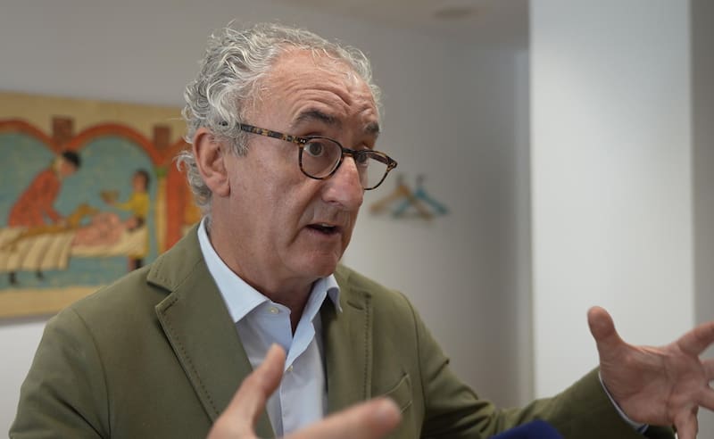 El presidente del Consejo General de Colegios Oficiales de Médicos, Tomás Cobo, durante una entrevista con EFE en Santander.