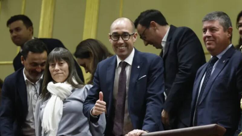 El presidente del Consell Insular de Formentera, Óscar Portas (c), celebra la votación desde la tribuna de invitados.