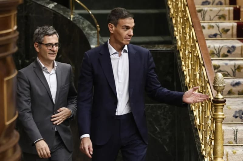 El presidente del Gobierno, Pedro Sánchez (c), y su ministro de Presidencia, Justicia y Relaciones con las Cortes, Félix Bolaños.