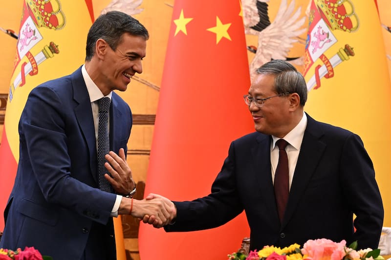 El presidente del Gobierno, Pedro Sánchez, estrecha la mano al primer ministro chino, Li Qiang, durante un encuentro en el Gran Palacio del Pueblo de Pekín, este martes, en el marco de la visita del mandatario español a China. Fuente: EFE.