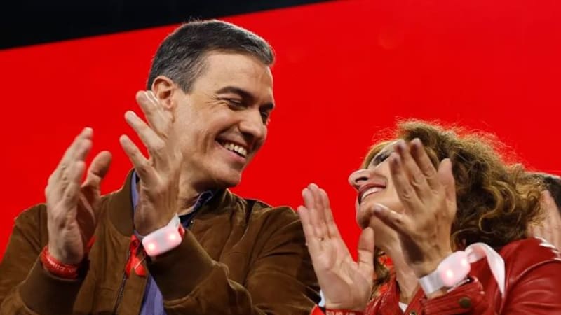 El presidente del Gobierno, Pedro Sánchez (i), y la ministra de Hacienda, María Jesús Montero (d), durante la clausura del 41 Congreso Federal del PSOE.