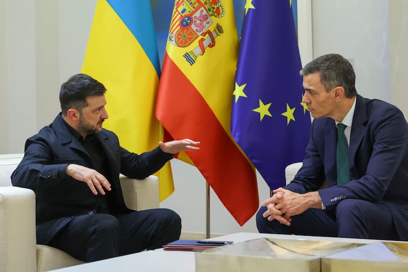 MADRID, 18/11/2025.-El presidente del Gobierno, Pedro Sánchez, y el presidente ucraniano, Volodímir Zelenski, durante su encuentro este martes en el Palacio de la Moncloa en Madrid.- EFE/ Kiko Huesca