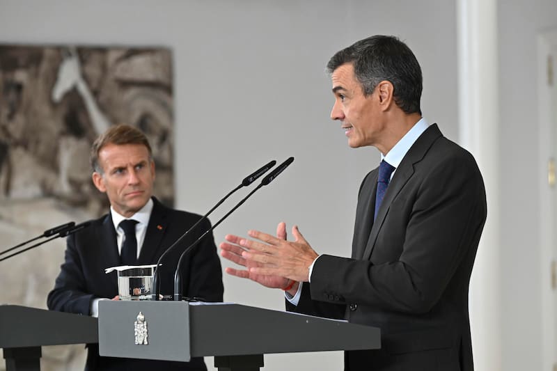 El presidente del Gobierno, Pedro Sánchez, y el presidente francés, Emmanuel Macron (i), comparecen ante la prensa este miércoles tras su encuentro en el Palacio de la Moncloa, con el que concluye su viaje de Estado a España.