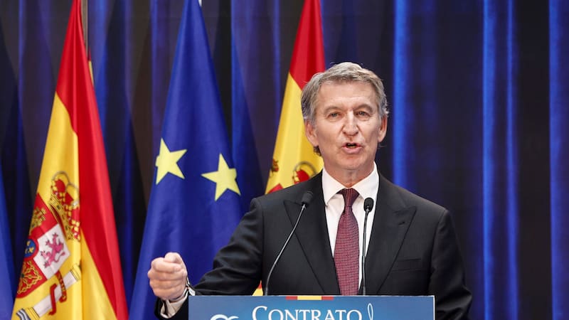 El presidente del Partido Popular, Alberto Núñez Feijóo, presenta este lunes durante un acto celebrado en Madrid, su Contrato con España, su manera de entender el servicio público y la gobernabilidad del país.