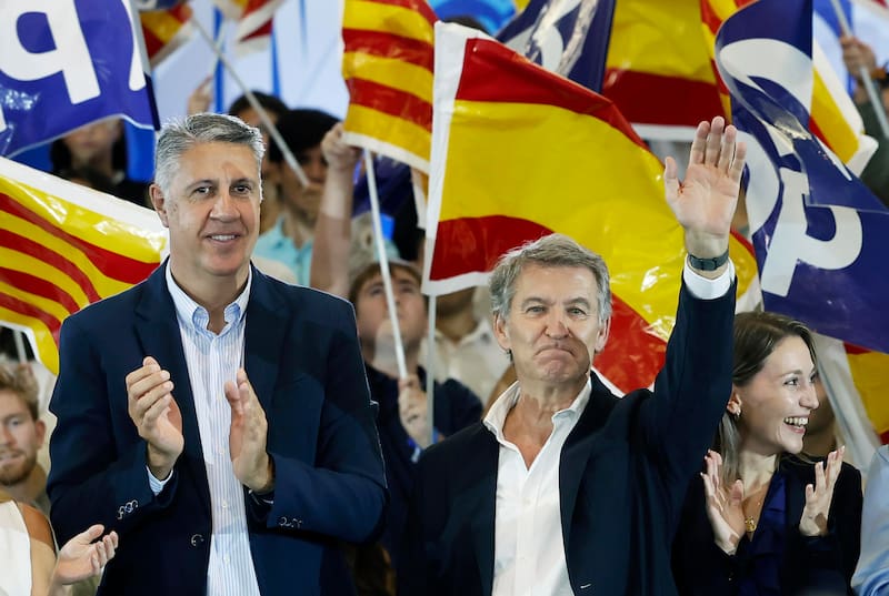Alberto Nuñez Feijóo, acompañado del alcalde de Badalona y candidato por Barcelona, Xavier García Albiol, durante el acto de precampaña celebrado este domingo en Barcelona.
