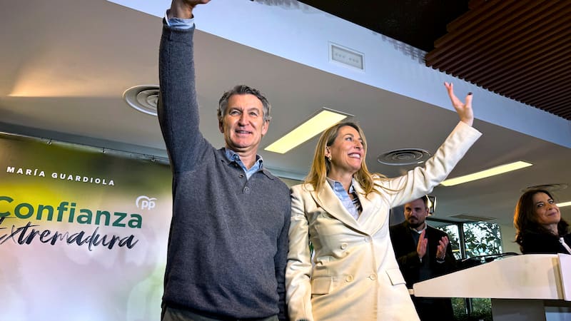 DON BENITO (BADAJOZ, 04/12/2025.- El presidente del PP, Alberto Núñez Feijóo (c), junto a la candidata a revalidar la Presidencia de la Junta de Extremadura, María Guardiola.