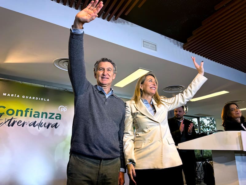DON BENITO (BADAJOZ, 04/12/2025.- El presidente del PP, Alberto Núñez Feijóo (c), junto a la candidata a revalidar la Presidencia de la Junta de Extremadura, María Guardiola durante un acto del partido en la localidad pacense de Don Benito, de cara a los comicios autonómicos el próximo 21 de Diciembre. EFE/ Samuel Sánchez