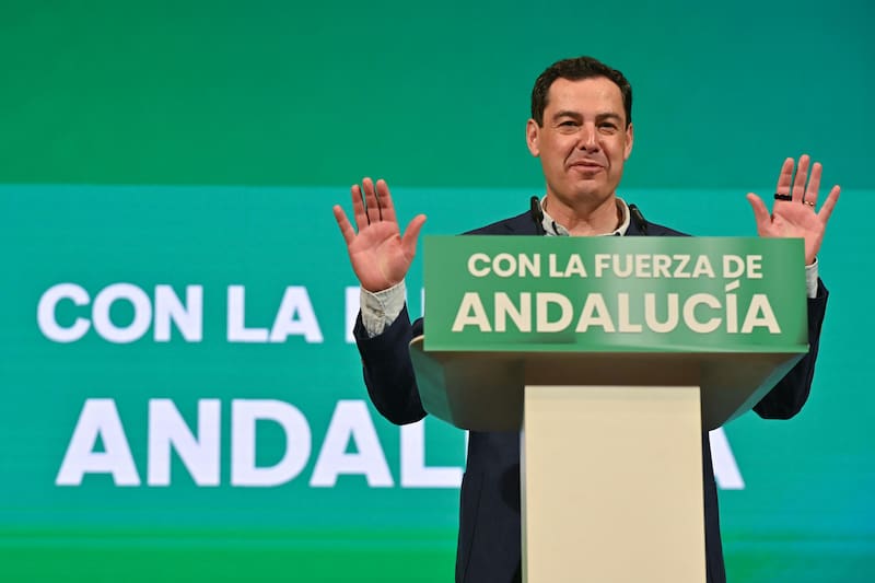El presidente del PP andaluz y candidato a la Junta de Andalucía Juanma Moreno, interviene durante un acto de campaña celebrado en el Auditorio Maestro Padilla de Almería.