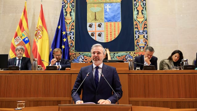 Azcón es reelegido como presidente de Aragón con el apoyo del Vox y defiende la “prioridad nacional”