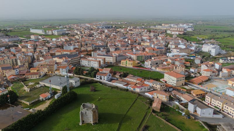El principal pueblo del país para degustar jamón ibérico: cuenta con más de 150 empresas jamoneras y algunas ofrecen catas