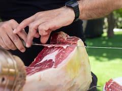 El principal pueblo del país para degustar jamón ibérico: cuenta con más de 150 empresas jamoneras y algunas ofrecen catas
