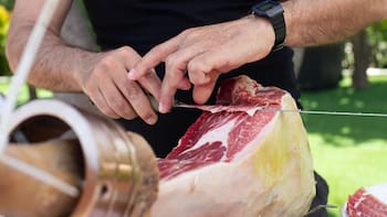 El principal pueblo del país para degustar jamón ibérico: cuenta con más de 150 empresas jamoneras y algunas ofrecen catas