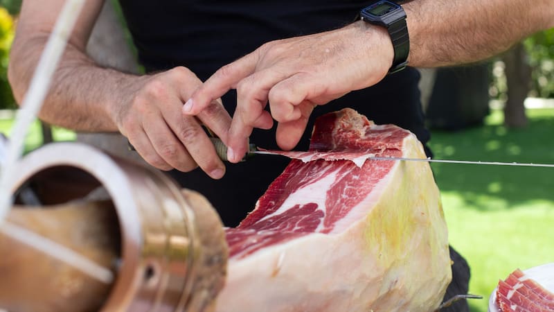 El principal pueblo del país para degustar jamón ibérico: cuenta con más de 150 empresas jamoneras y algunas ofrecen catas