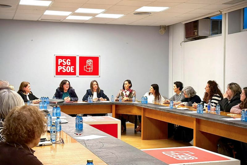 SANTIAGO DE COMPOSTELA, 12/12/2025.- La secretaria de Organización de los socialistas gallegos, Lara Méndez, y la responsable de Igualdad, Silvia Fraga, han presentado un manifiesto que incluye un decálogo de medidas de lucha contra el machismo y que llega tras el caso de José Tomé, presidente de la Diputación de Lugo que tiene previsto formalizar su renuncia al puesto mañana viernes tras haber recibido acusaciones de acoso sexual, este jueves en la capital gallega. EFE/PSdeG SOLO USO EDITORIAL/SOLO DISPONIBLE PARA ILUSTRRA LA NOTICIA QUE ACOMPAÑA (CRÉDITO OBLIGATORIO)