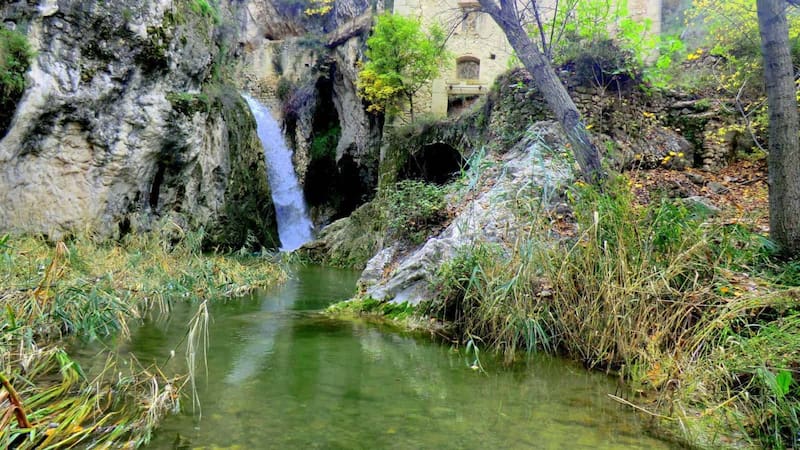 El pueblito de 700 habitantes que fascina por su asombrosa cascada y monumentos históricos: está a solo 1 hora de Valencia. Foto: Enamorados de Alicante