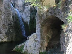 El pueblito de 700 habitantes que fascina por su asombrosa cascada y monumentos históricos: está a solo 1 hora de Valencia