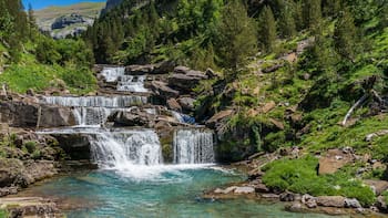 Este pueblo destaca por su arquitectura y paisaje de cascadas: el Gobierno lo declaró Conjunto Histórico-Artístico