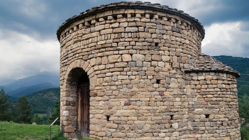 Las ruinas del castillo de Sant Miquel de Lillet son los vestigios de una antigua fortificación medieval, vinculada al monasterio de Santa Maria de Lillet. Foto: Turisme Lillet