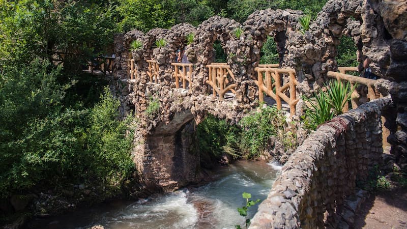 Jardines Artigas, joya modernista diseñada por Antoni Gaudí entre 1905 y 1906 en el patio de la familia Artigas. Foto: Turisme Lillet