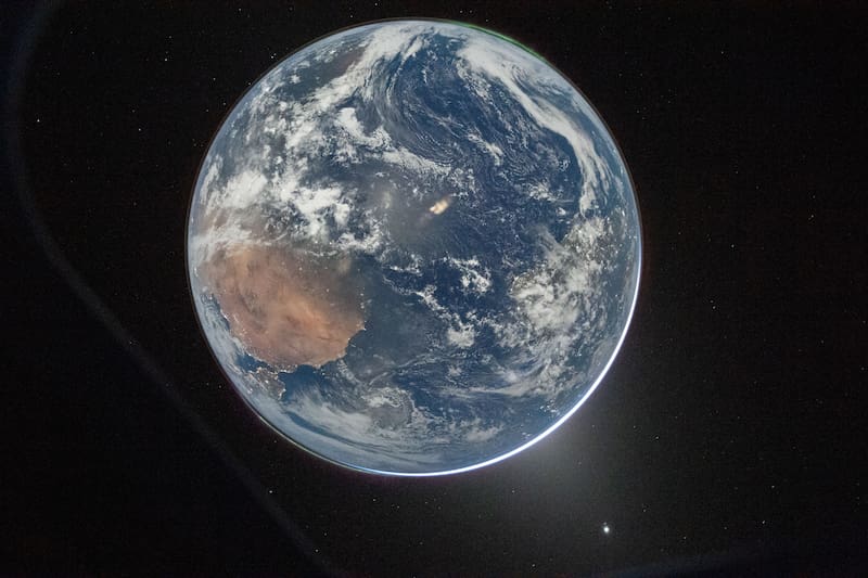La Tierra fotografiada desde la nave Orión el 2 de abril de 2026, a más de 66.000 kilómetros de distancia. Es la primera imagen del planeta completo tomada por humanos desde el espacio desde la misión Apolo 17, en 1972.
