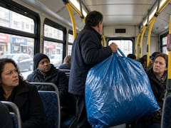 Confirmado | El Gobierno castigará a todas las personas que vendan productos y porten bolsas grandes dentro de buses y trenes