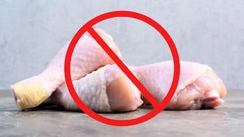 Alerta sanitaria | Retiran más de seis toneladas de pollo del país por riesgo de contaminación y afecta a estos estados