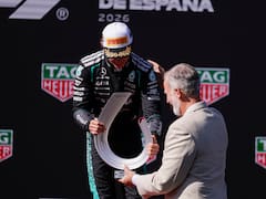 El rey Felipe VI entrega a Kimi Antonelli el trofeo del Gran Premio de España: el italiano gana el primer puesto en el estreno de Madring