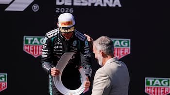 El rey Felipe VI entrega a Kimi Antonelli el trofeo del Gran Premio de España: el italiano gana el primer puesto en el estreno de Madring