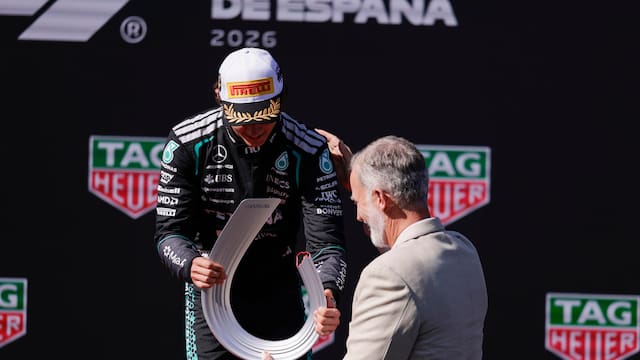 El rey Felipe VI entrega a Kimi Antonelli el trofeo del Gran Premio de España: el italiano gana el primer puesto en el estreno de Madring