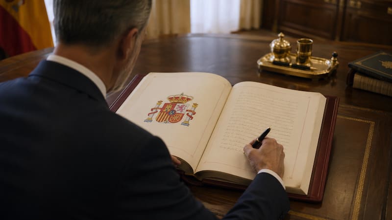 El rey sanciona la reforma constitucional que permitirá modificar la representación en el Senado y otorgará un senador propio a una isla española.