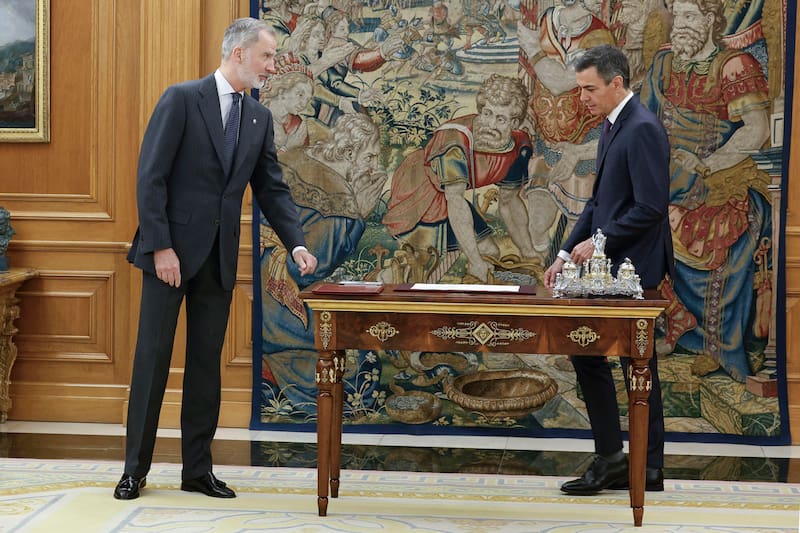 El rey Felipe VI (i) y el presidente del Gobierno, Pedro Sánchez (d), durante la ceremonia celebrada, este martes en el Palacio de la Zarzuela para sancionar la reforma del apartado 3 del artículo 69 de la Constitución Española para que Formentera sea incluida en el listado de circunscripciones insulares en las elecciones a la Cámara Alta de forma separada a Ibiza.