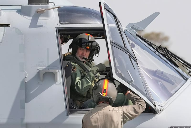 El rey Felipe durante su visita a la Flotilla de Aeronaves y el Centro de Supervivencia y el Centro de Adiestramiento de Seguridad Interior de la Armada, este martes en la Base Naval de Rota (Cádiz).