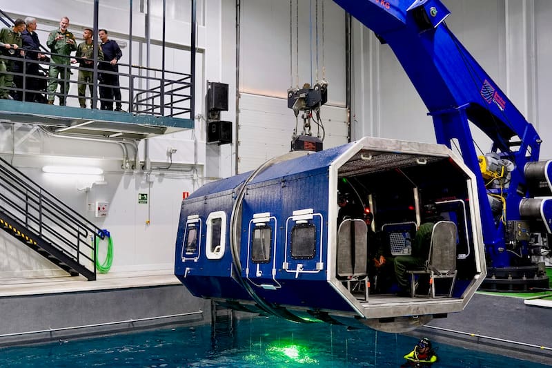 El rey Felipe visita a la Flotilla de Aeronaves y el Centro de Supervivencia y el Centro de Adiestramiento de Seguridad Interior de la Armada, este martes en la Base Naval de Rota (Cádiz).