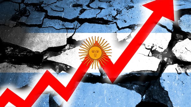 El riesgo país no logra bajar de los 500 puntos: 4 razones que inquietan a los inversores