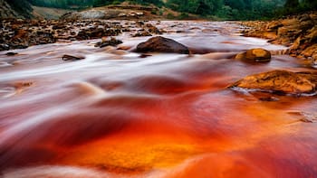 El río más raro del país que cautivó a la NASA | Cambia según el tramo con tonos rojos, anaranjados y blancos