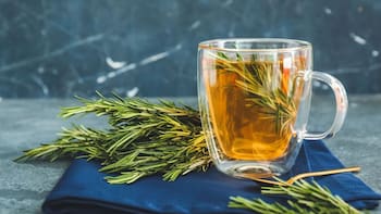 El té de romero | Para qué sirve, cómo potenciar sus beneficios y cuándo tomarlo